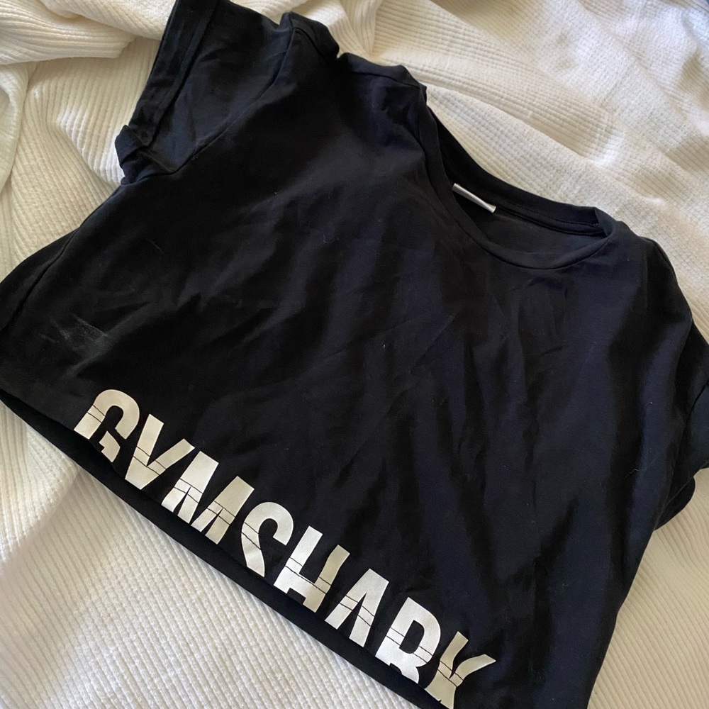 Cropped Gymshark black tee